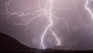 Inestabilidad atmosférica y dorsal en altura: Tormentas eléctricas se registrarán en dos regiones del norte y sur de Chile