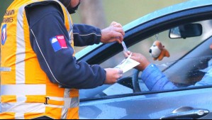 Sorprenden a hijo de Andrés Chadwick conduciendo sin licencia, permiso de circulación ni revisión técnica: Su auto fue retirado