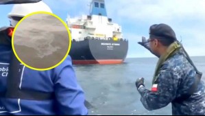 Mancha oleosa en la bahía de Quintero: Realizan toma de muestras para ser analizadas en laboratorio