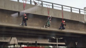 Cortan el tránsito en la Rotonda Grecia por personas colgadas en paso nivel: Revisa los desvíos en la zona