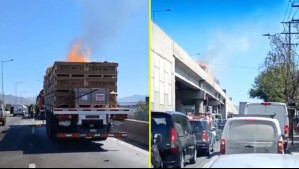 Carga de camión se incendia en autopista Vespucio Norte y provoca gran congestión