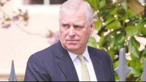 Príncipe Andrés renuncia a sus títulos reales por acusaciones en su contra