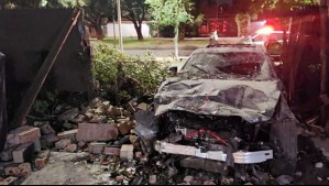Conductor en estado de ebriedad chocó peligrosamente contra una casa en Las Condes