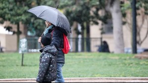 'Si ya guardó la ropa de invierno...': Adelantan posibles precipitaciones para esta semana en la Región Metropolitana