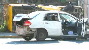 Un menor fallecido tras grave accidente de furgón escolar en Recoleta: Fueron chocados por delincuentes que iban arrancando