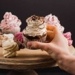 Un cocinero fue despedido porque su empresa lo descubrió comiéndose los pasteles destinados a la venta, sin pagar por ellos. Después de alegar, existe la posibilidad de recibir una millonaria compensación.