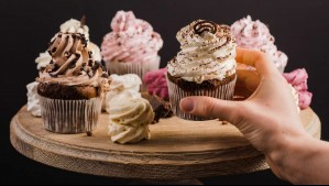 Se comía los pasteles de su empresa sin pagar y lo despidieron: Alegó y ahora podrá recibir millonaria compensación