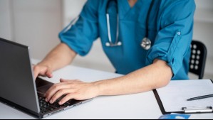 Envían a prisión a enfermera por acceder sin permiso al historial clínico de su exmarido: Lo revisó 13 veces en un día