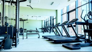 Conocido gimnasio cierra una de sus sedes en el centro de Santiago: 'Lamentamos profundamente los inconvenientes'
