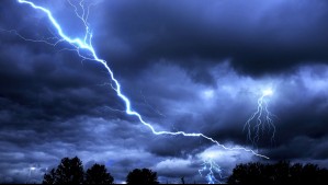 Inestabilidad atmosférica y dorsal en altura: Meteorología emite aviso por tormentas eléctricas en 5 regiones de Chile