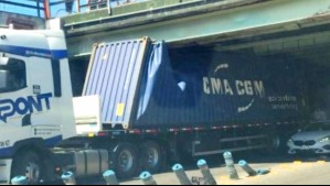 Accidente en San Miguel: Camión queda atrapado en paso bajo nivel en Departamental