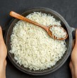 Conoce cuáles son las razones que entregan los expertos para recomendar lavar los granos de arroz secos antes de ponerlos a cocinar. Este es un paso que se suele ver en la cocina asiática.