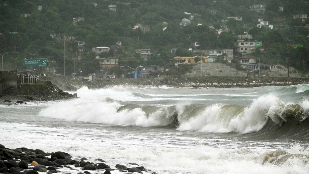 Huracán Melissa azota el Caribe y podría 'intensificarse rápidamente'