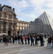 Dos hombres sospechosos de haber participado en el espectacular robo de joyas en el museo del Louvre fueron detenidos el sábado por la noche en Francia, informaron el domingo dos fuentes cercanas al caso. ¡Detalles!