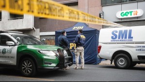 Investigan muerte de mujer en el centro de Santiago: Habría caído desde un edificio