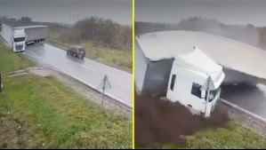 Video muestra dramático accidente de camión en carretera de Rumania: Perdió el control y aplastó un automóvil