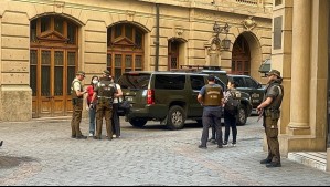 GOPE realiza procedimiento por artefacto explosivo al interior de la Bolsa de Santiago