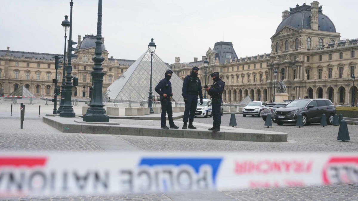 Cinco detenidos en Francia por robo al Louvre Cinco detenidos en Francia por robo al Louvre