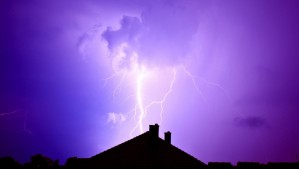 Afectaría a algunas comunas de Santiago: Emiten aviso por probables tormentas eléctricas en tres regiones del país