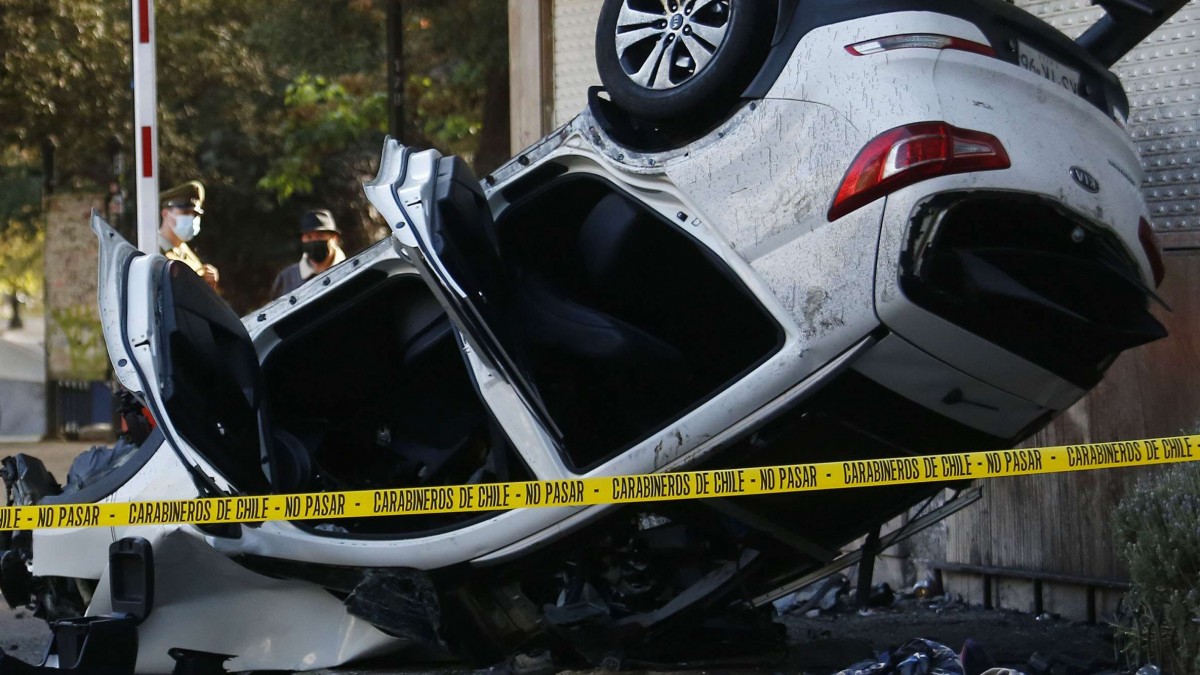 Tres asaltantes intentaron robar auto a conductor de aplicación y quedaron atrapados cuando el vehículo volcó en Viña del Mar