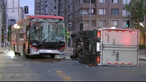 Grave accidente en el centro de Santiago: Bus del transporte público chocó con un camión y provocan gran congestión