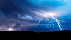 Incluye a toda la Región Metropolitana: Emiten aviso de tormentas eléctricas para 7 regiones de la zona central de Chile