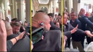 Graban momento en que hombre da palmadas a Johannes Kaiser y guardia lanza un puño