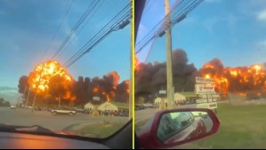 Avión de carga se estrella cerca de aeropuerto en EEUU y provoca impactante explosión