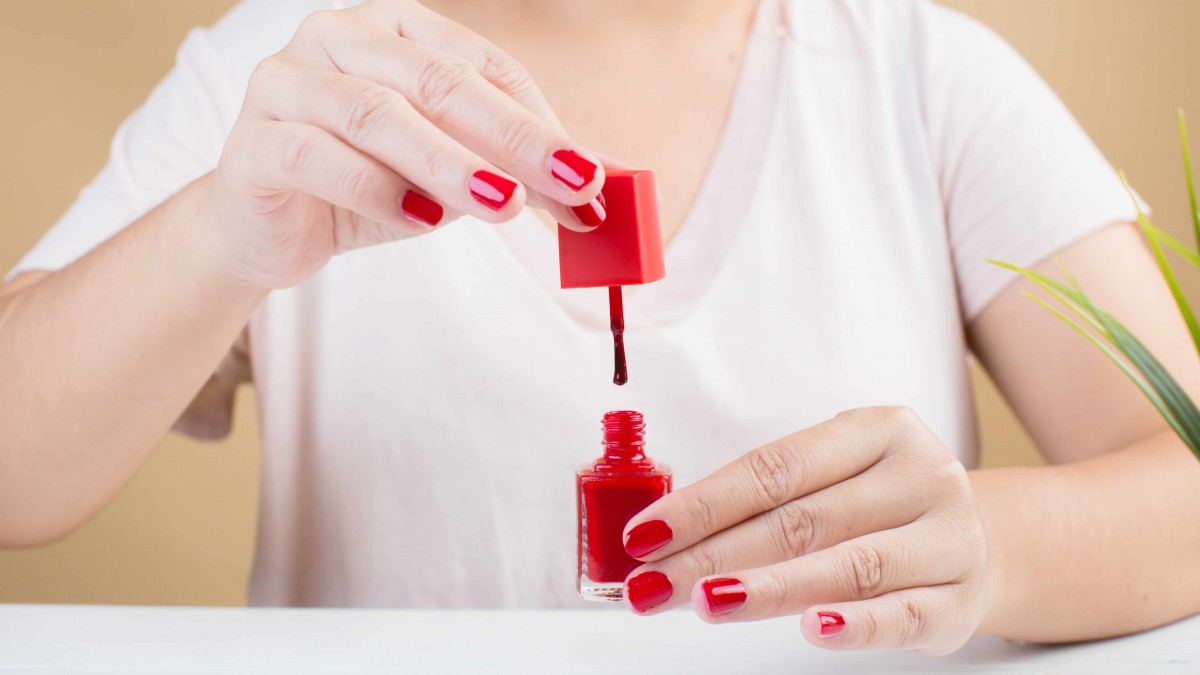 ISP ordena el retiro de 39 nuevos esmaltes de uña que contienen ingrediente prohibido en Chile
