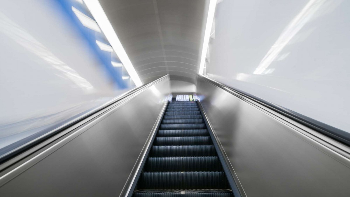 Se cayó en la escalera mecánica de un supermercado, se fracturó el codo y ahora empresa deberá indemnizarla