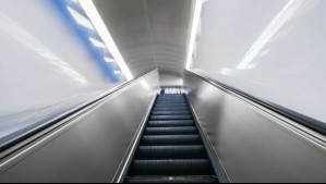 Se cayó en la escalera mecánica de un supermercado, se fracturó el codo y ahora empresa deberá indemnizarla