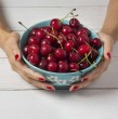 Las cerezas dulces podrían ser mucho más que un simple placer al paladar.  Una investigación liderada por la PUCV revela cómo esta fruta podría combatir problemas de salud que afectan a más del 80% de los chilenos.