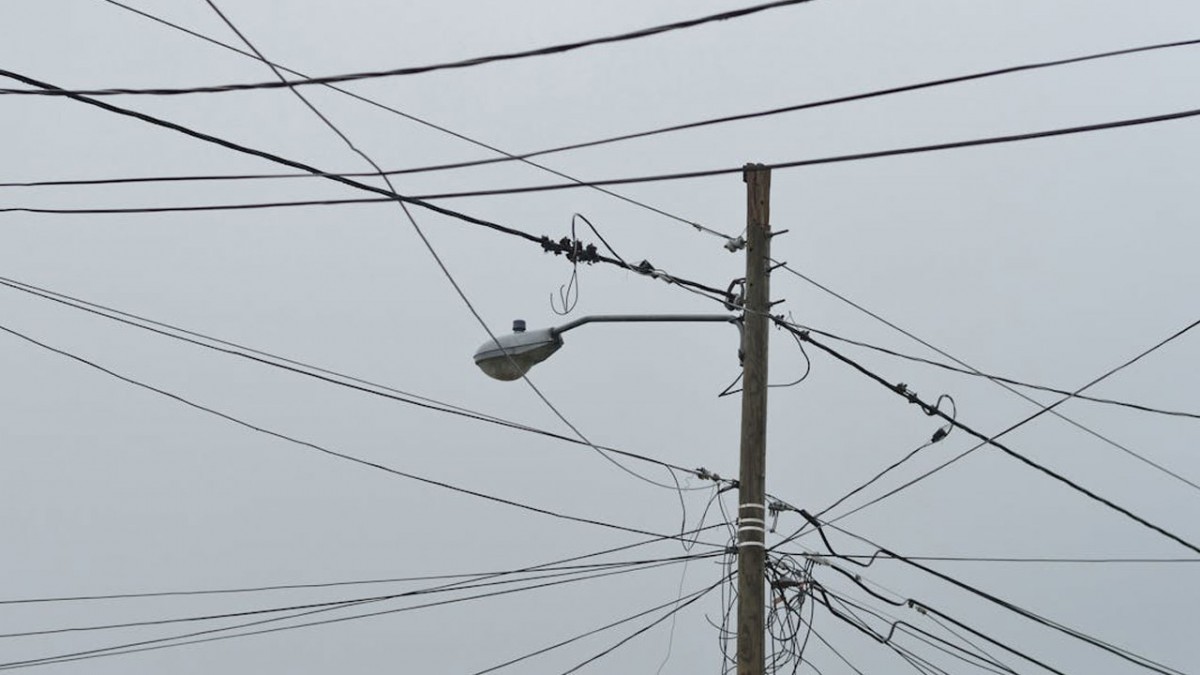 Proyecto de economía circular permite dar segunda vida a postes dañados y extender su uso