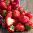 Las frutillas (o fresas) son una fruta popular, deliciosa y nutritiva. Conocidas por su intenso aroma y su sabor dulce y ácido, aportan una serie de beneficios para la salud.
