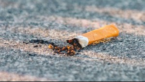 Multas por botar colillas de cigarros en la calle: Hasta $347 mil desde diciembre