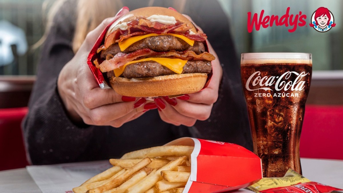 Wendy's y Coca-Cola cierran alianza para renovar la oferta de bebidas en 40 locales del país