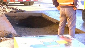 Socavón por lluvias en caletera Américo Vespucio genera alta congestión vehicular Peñalolén