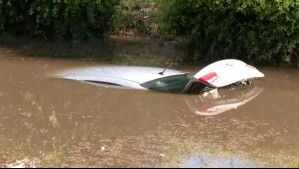 Autos terminaron hundidos en un paso bajo nivel que se inundó en Ñuñoa: Conductores escaparon nadando