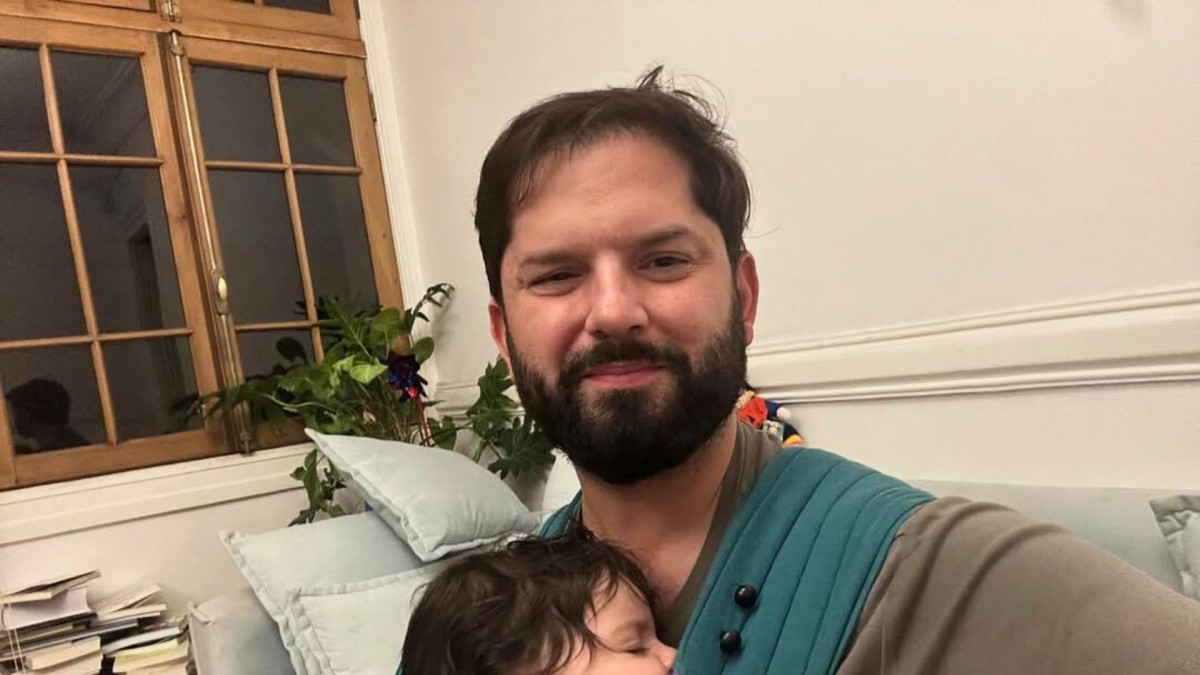 'Buenas noches Chile lindo': La foto junto a su hija que subió el Presidente Boric en medio del debate de Anatel