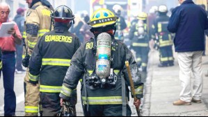 Incendio afecta a varias casas en El Bosque generando gran columna de humo
