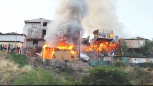 Incendio afecta a campamento Nueva Esperanza de Cerrillos: Varias casas han sido consumidas por el fuego