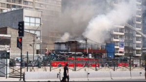 Incendio afecta a inmueble de Estación Central: Llamas están cerca de un centro de distribución de gas
