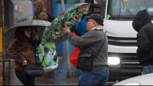 Rachas de hasta 100 km/h: Emiten avisos por viento y precipitaciones 'en corto período de tiempo' para tres regiones
