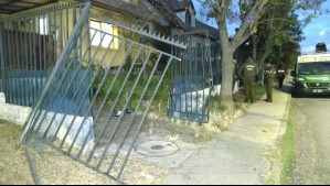Al menos 10 delincuentes realizan violento turbazo a familia en Peñalolén: Destruyeron la reja perimetral y robaron vehículo