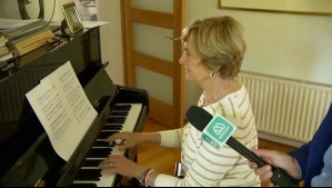 'Uno se equivoca': Evelyn Matthei toca el himno nacional en piano momentos antes de votar