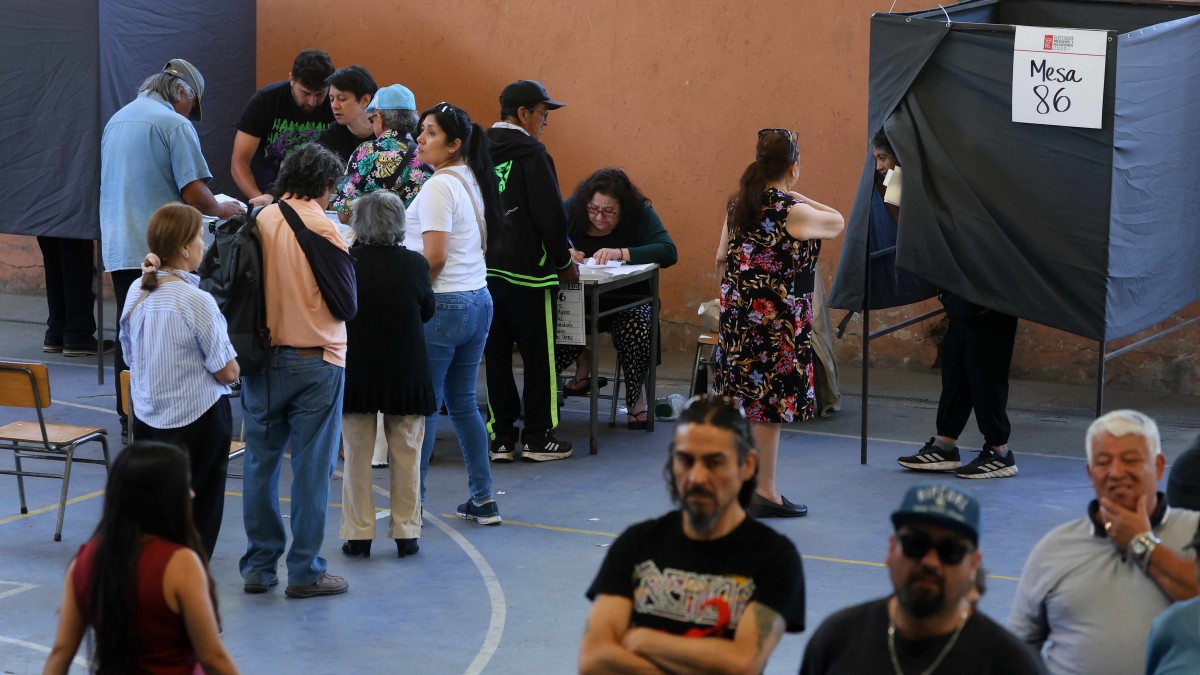 'Se cayó y se pegó en la cara': Hombre se desmaya en local de votación en Maipú