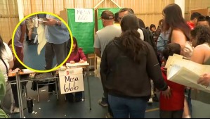 Les pasaron el voto antes: Mesa entrega papeletas a personas que están en la fila en local de Valparaíso