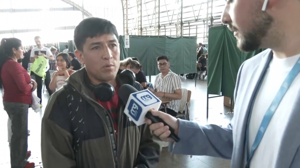 'Tengo que hacer una denuncia': Hombre acusa que su carnet de identidad fue entregado a otro votante en Estación Mapocho