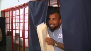 El 'impasse' de Arturo Vidal en local de votación en San Joaquín: Salió con los votos abiertos y tuvieron que ayudarlo