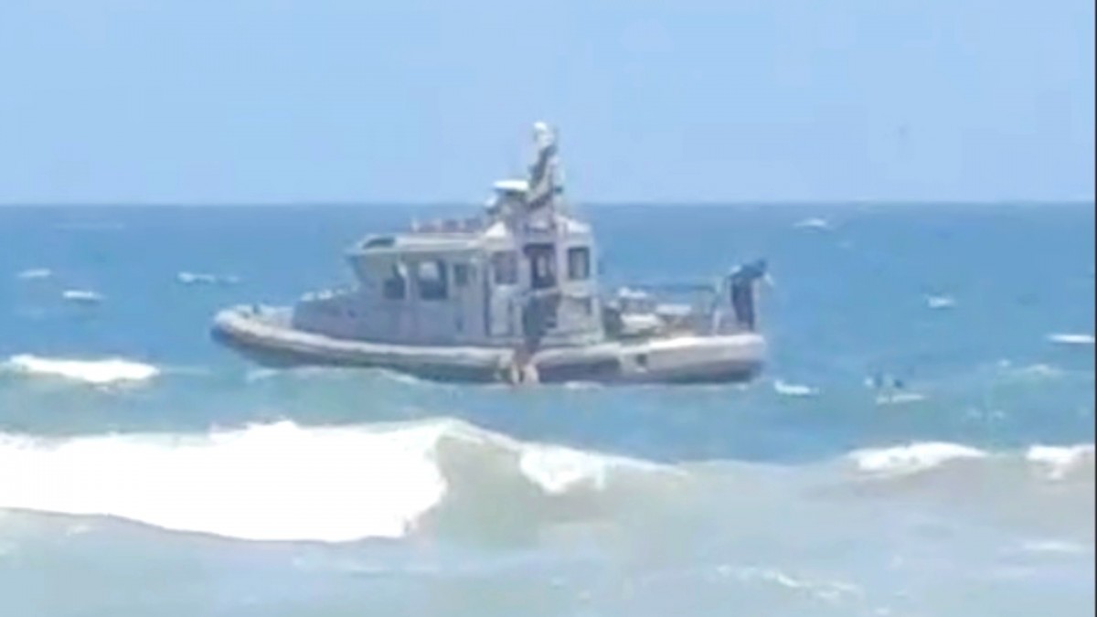 Video muestra momento en que rescatan a tres bañistas en playa de La Serena: Joven de 17 años sigue desaparecido